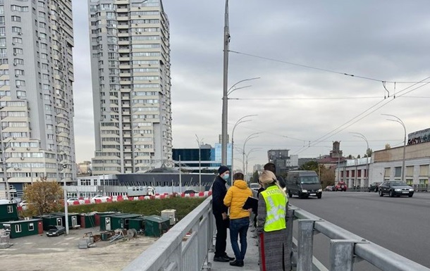 В Киеве копы проводят осмотр Шулявского моста (ФОТО)