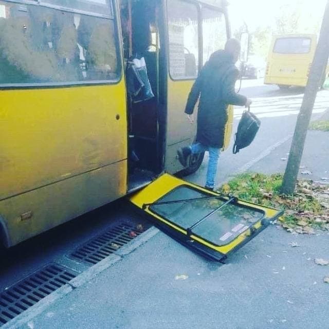 В Киеве у маршрутки на ходу отпали двери (ФОТО) 