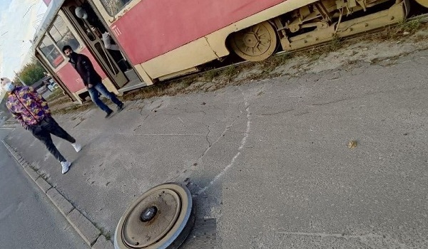 В Киеве у трамвая на ходу отпало колесо (ФОТО)