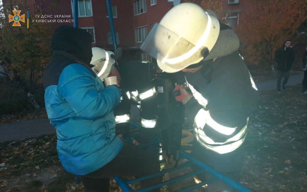 В Киевской области спасали 11-летнего мальчика, застрявшего в детской лестнице (ФОТО)