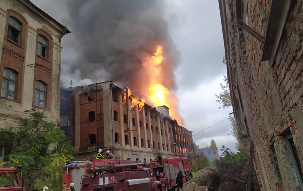 В Мукачево горел заброшенный завод (ФОТО)