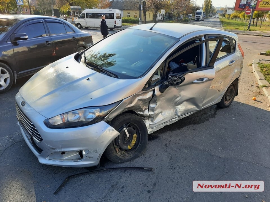 В Николаеве столкнулись BMW и Ford: трое пострадавших (ФОТО)