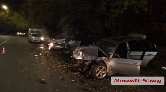 В Николаеве «лоб в лоб» столкнулись BMW и Audi, есть погибшие (ФОТО, ВИДЕО)