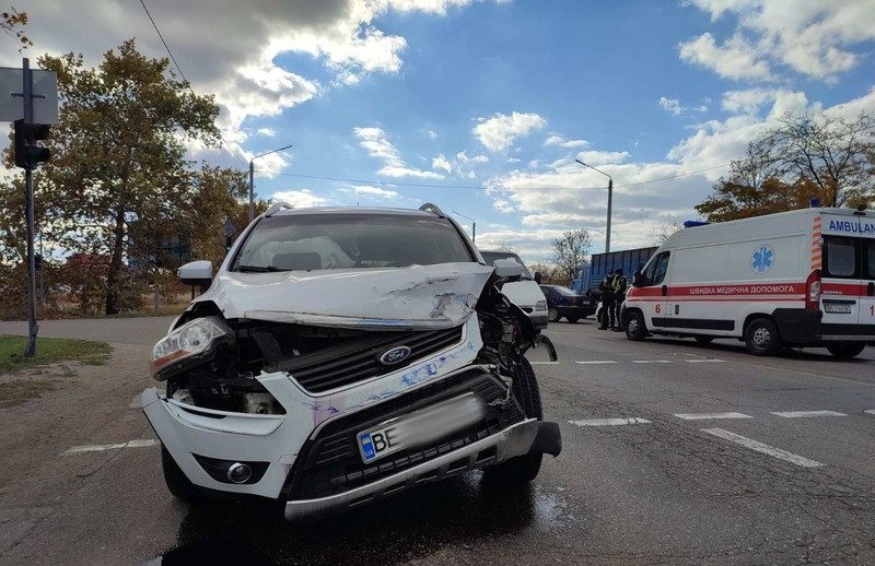 В Николаеве столкнулись Opel и Ford: одного водителя госпитализировали (ФОТО)