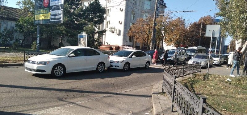 В Николаеве &#8212; ДТП с Volkswagen и Honda: автомобили заблокировали дорогу (ФОТО)