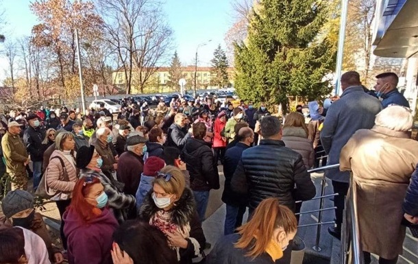 В Житомире протестующие ворвались в здание газовой компании (ВИДЕО)