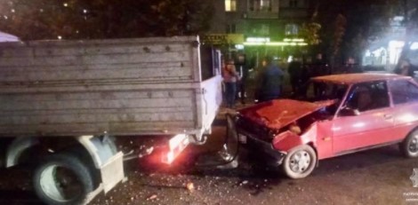 В Запорожье пьяный водитель врезался в грузовик (ФОТО)