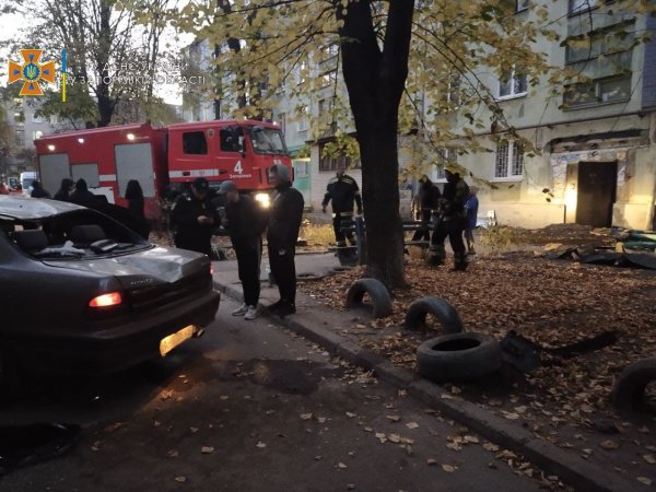 В Запорожье в результате ДТП пострадал вход в подъезд (ФОТО)