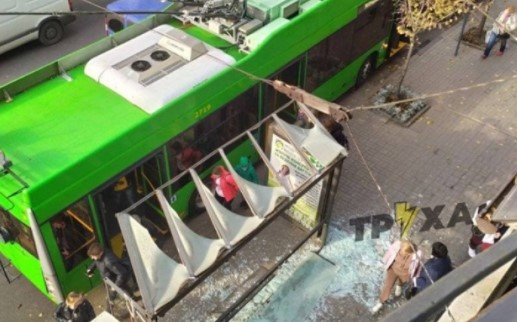 В центре Харькова троллейбус разгромил остановку (ФОТО, ВИДЕО)