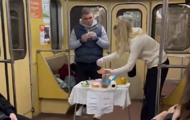 В вагоне метро Харькова пассажир устроил «пир» (ВИДЕО)