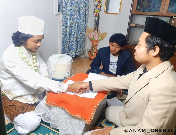 Житель Индонезии «женился» на рисоварке (ФОТО)
