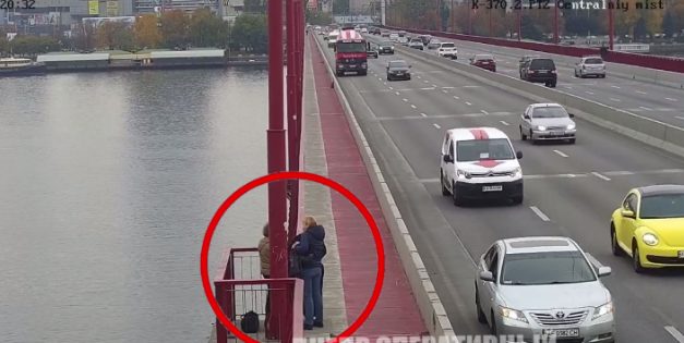 Жительницу Днепра полиция и прохожие отговорили прыгать с моста (ФОТО)