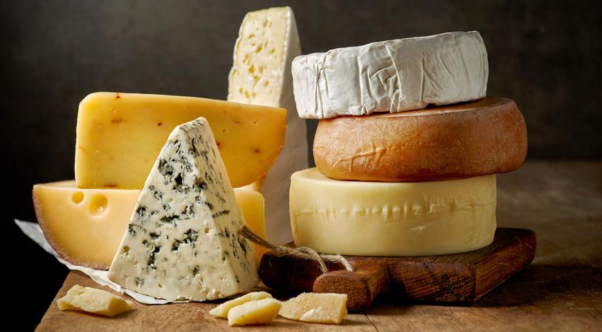 Эксперты рассказали, как правильно есть сыр без вреда организму