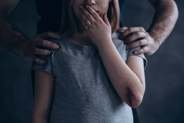 Житель Сумской области три года насиловал девочку и избил ее мать