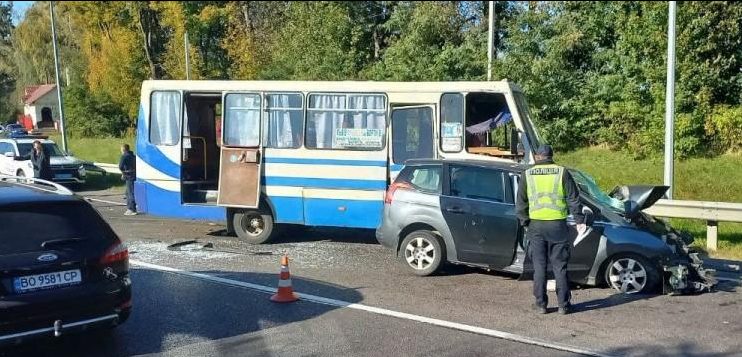 На Львовщине – лобовое ДТП с автобусом: 4 пострадавших (ФОТО)
