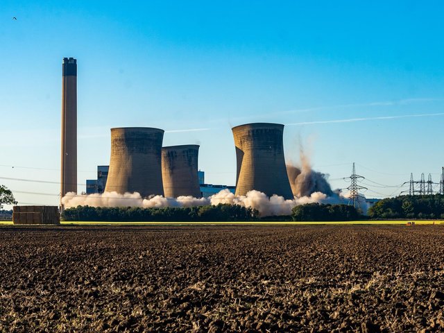 В Англии эпично снесли башни старой угольной электростанции (ВИДЕО)