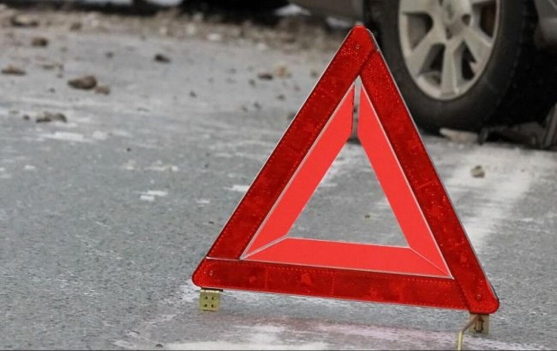 В Мелитополе автомобиль фирмы по доставке воды распугал толпу школьников (ВИДЕО)
