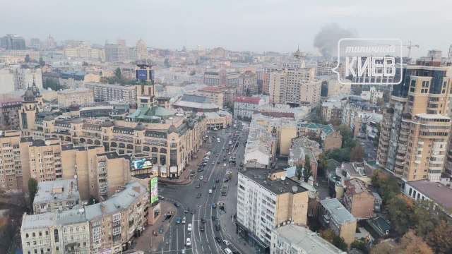 В центре Киева возле Майдана загорелась крыша дома (ФОТО, ВИДЕО)