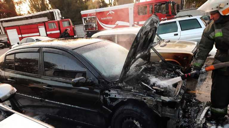 Масштабный пожар в Кривом Роге: пострадало 6 автомобилей (ФОТО) 