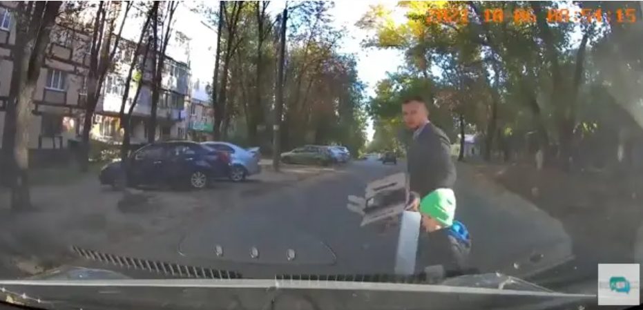 В Днепре мужчина с двумя детьми едва не угодил под колеса авто (ФОТО, ВИДЕО)