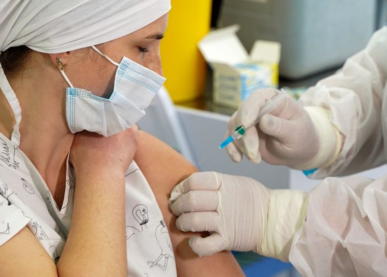 Минздрав: в Украине одной дозой вакцинированы 90% медиков