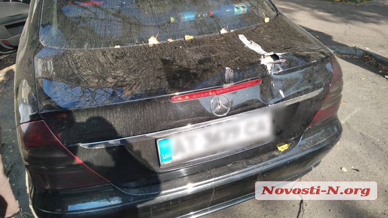 В Николаеве автокран повредил Mercedes (ФОТО) 