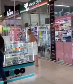 В Запорожье по супермаркету бегал голый мужчина (ФОТО, ВИДЕО)