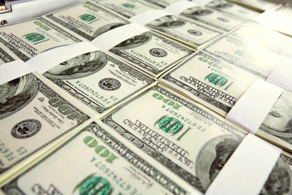 В августе НБУ продал на межбанке рекордный за полгода объем валюты, чтобы удержать курс доллара
