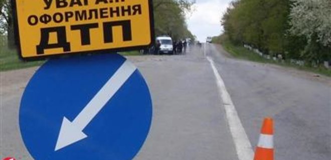 В Киеве водитель на иномарке устроил аварию и пытался сбежать (ВИДЕО)