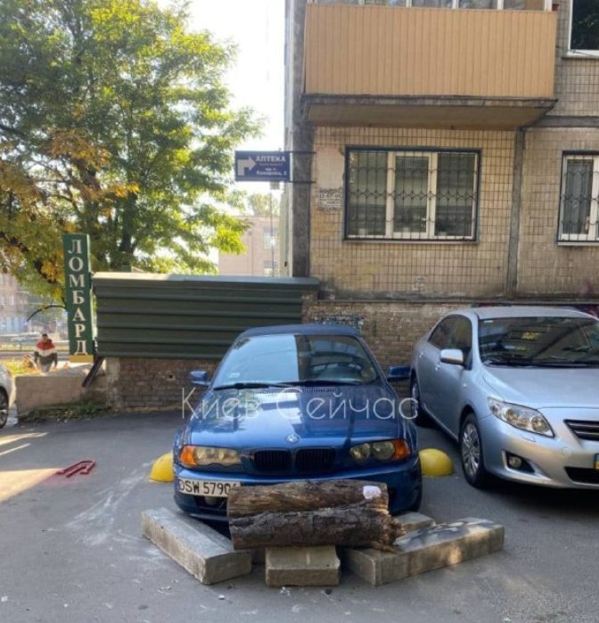 В киевском дворе автомобиль заставили бетонными блоками (ФОТО) 