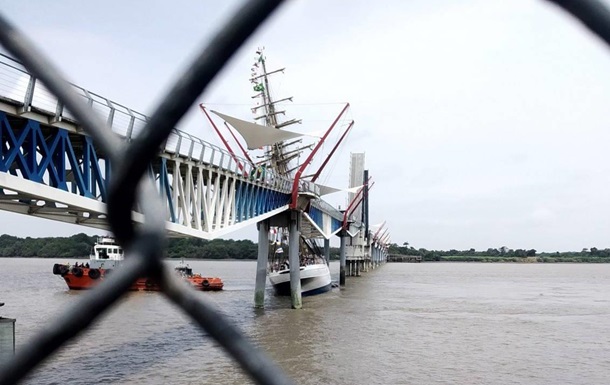 В Бразилии в мост врезался военный парусник (ФОТО, ВИДЕО)