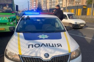 В Киеве тиктокер ради хайпа решил похитить колпачки с полицейского автомобиля (ВИДЕО)