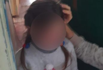 В Херсоне мать оставила дочь одну дома: девочка сидела на подоконнике и плакала  