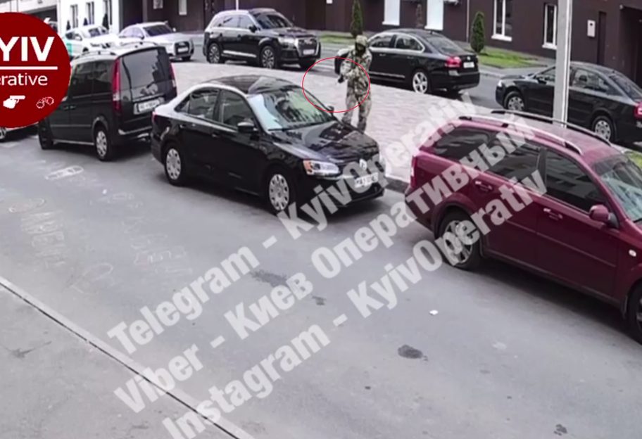 В Киеве неизвестный обстрелял автомобиль с ребенком (ФОТО, ВИДЕО)