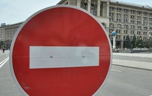 В центре Киева перекрыли движение транспорта: на дорогу упала электроопора