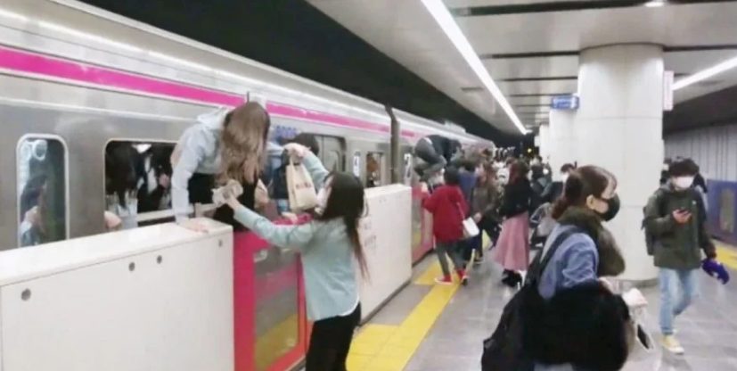 В Японии мужчина с ножом поджег поезд в метро: 15 пострадавших (ВИДЕО)