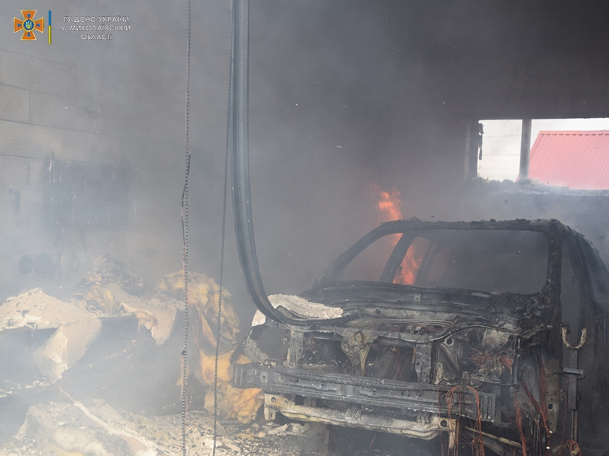 В Николаеве произошел пожар в гараже с двумя авто (ФОТО, ВИДЕО)
