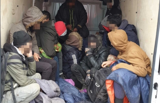 В Венгрии задержали украинца, перевозившего 22 мигрантов (ФОТО)
