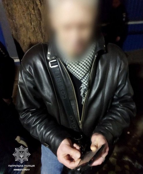 В Кривом Роге задержали мужчину, который в кафе достал из сумки предмет, похожий на пистолет (ФОТО)