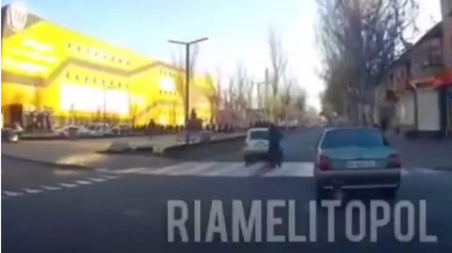 В Мелитополе автомобиль едва не проехал девушке-пешеходу по ногам (ФОТО, ВИДЕО)
