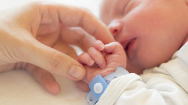 В Днепре врачи борются за жизнь новорожденного с COVID-19