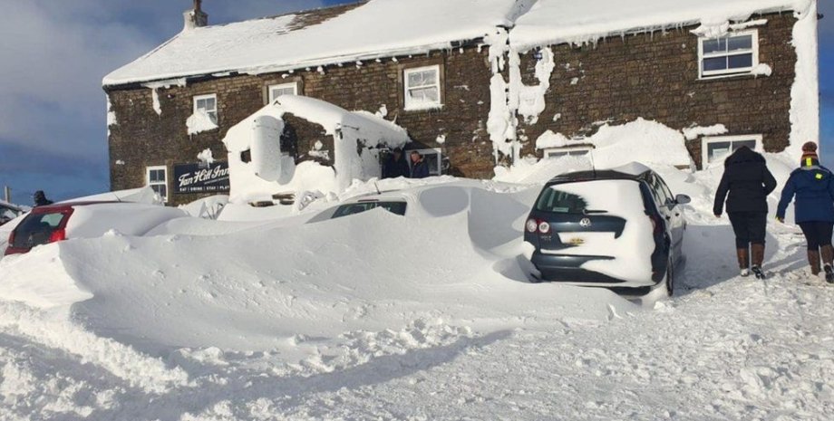 В Великобритании из-за снегопада десятки людей застряли в пабе на 3 дня (ФОТО, ВИДЕО)