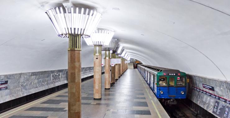 В Харькове заметили подростков, которые курили прямо в метро (ВИДЕО)