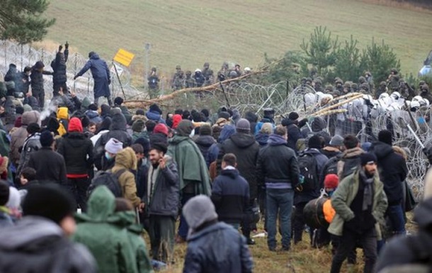 Разрушили ограждение: две большие группы мигрантов смогли проникнуть в Польшу (ФОТО)