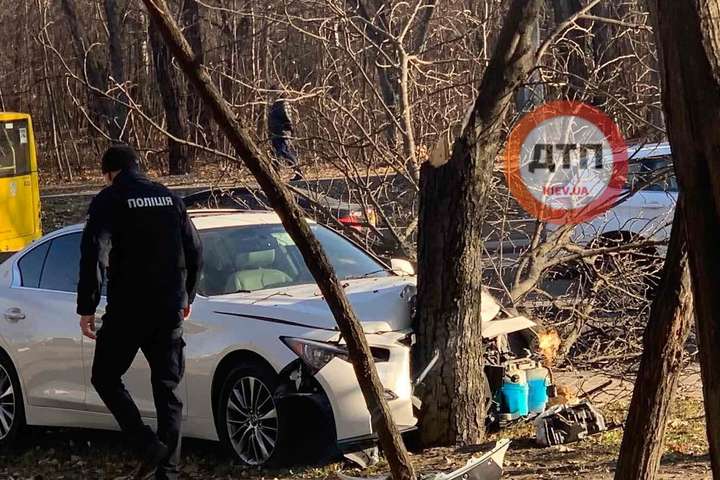В Киеве автоледи врезалась в дерево (ФОТО)
