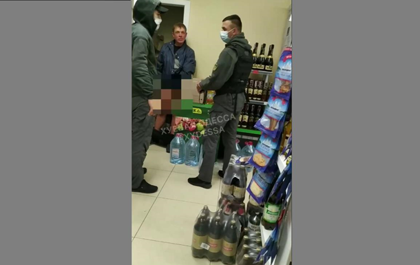 Одессит снял штаны и показал гениталии в супермаркете (ФОТО, ВИДЕО)