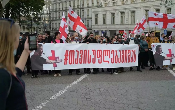 В участников митинга в поддержку Саакашвили с крыши кидали камни: есть пострадавшие