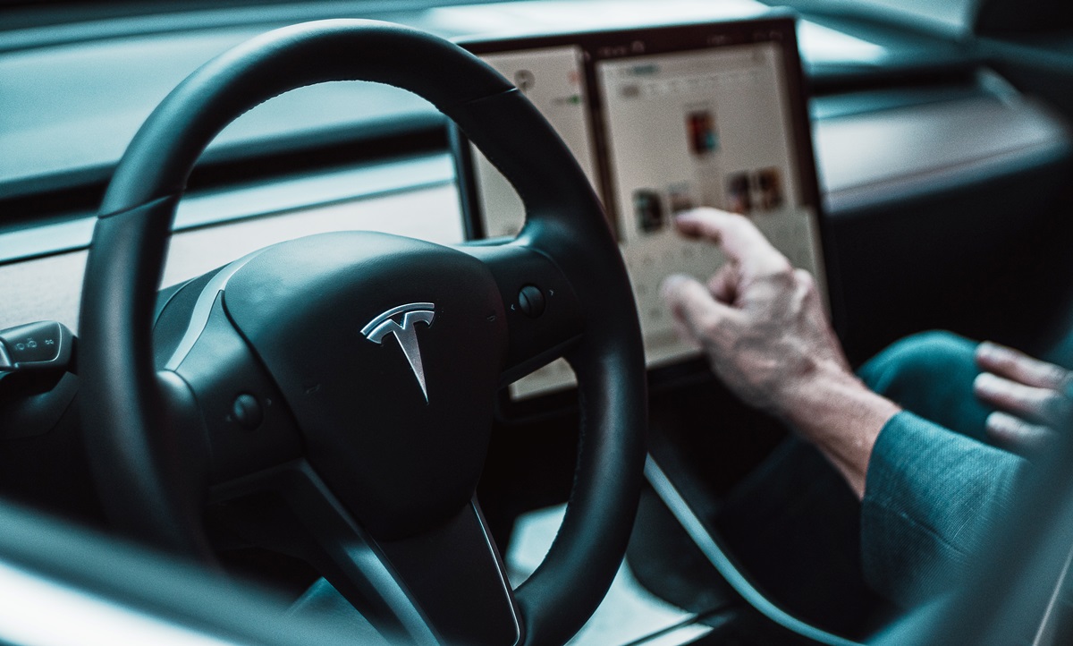 В РФ у полного тезки Ганса Христиана Андерсена угнали Tesla