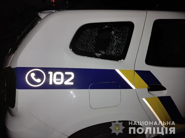 В Днепропетровской области пьяный разбил окна и проколол колеса на полицейском авто (ФОТО)