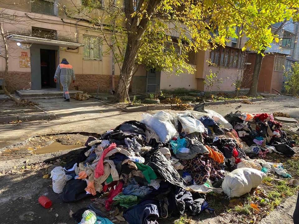 В Одессе из квартиры женщины вывезли три самосвала мусора (ФОТО)